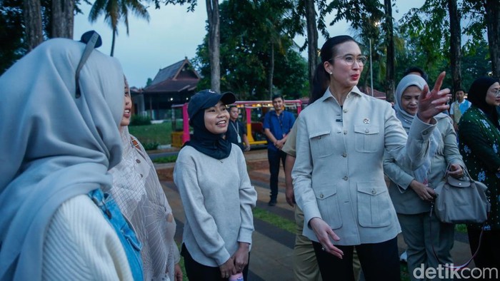 Menpar Widiyanti Tinjau Kesiapan TMII Sambut Libur Panjang Menteri Pariwisata Widiyanti meninjau kesiapan TMII jelang libur panjang. Fasilitas dinilai siap menyambut hingga 200 ribu wisatawan.