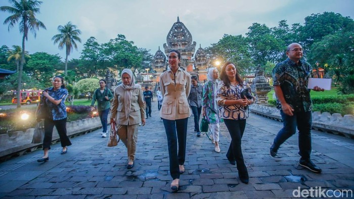 Menpar Widiyanti Tinjau Kesiapan TMII Sambut Libur Panjang Menteri Pariwisata Widiyanti meninjau kesiapan TMII jelang libur panjang. Fasilitas dinilai siap menyambut hingga 200 ribu wisatawan.