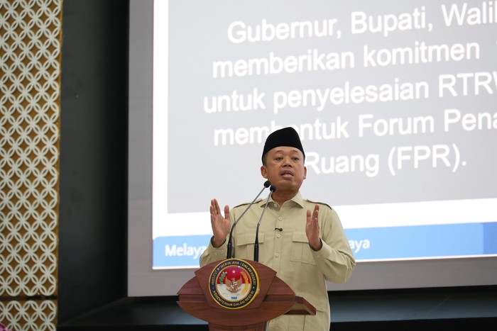 Menteri Agraria dan Tata Ruang/Kepala Badan Pertanahan Nasional (ATR/BPN) Nusron Wahid memberikan pengarahan dalam Orientasi Kepemimpinan Kepala Daerah dan Wakil Kepala Daerah Tahun 2025 Gelombang II di Balairung Rudini, Institut Pemerintahan Dalam Negeri (IPDN), Sumedang, Jawa Barat, hari ini.