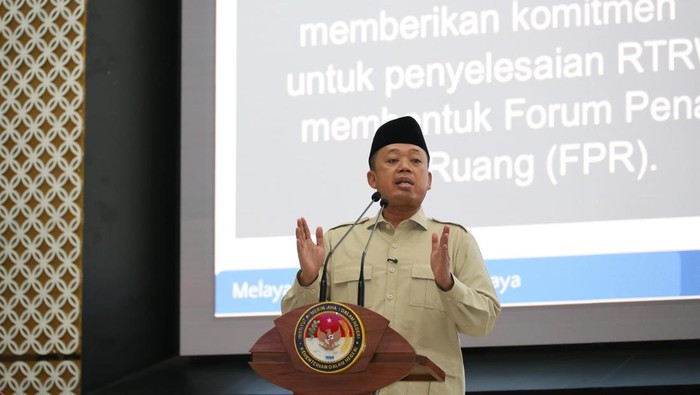 Menteri Agraria dan Tata Ruang/Kepala Badan Pertanahan Nasional (ATR/BPN) Nusron Wahid memberikan pengarahan dalam Orientasi Kepemimpinan Kepala Daerah dan Wakil Kepala Daerah Tahun 2025 Gelombang II di Balairung Rudini, Institut Pemerintahan Dalam Negeri (IPDN), Sumedang, Jawa Barat, hari ini.