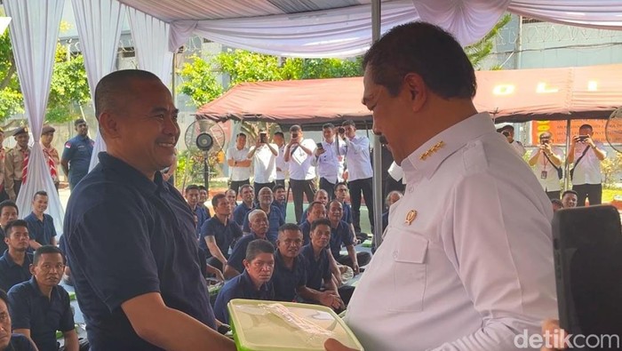 Menteri Imipas Agus Andrianto saat bertukar makan siang dengan napi Lapas Kelas 1 Medan. (Finta Rahyuni/detikSumut)