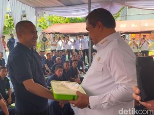 Menteri Imipas dan Napi Lapas Kelas 1 Medan Saling Tukar Makan Siang