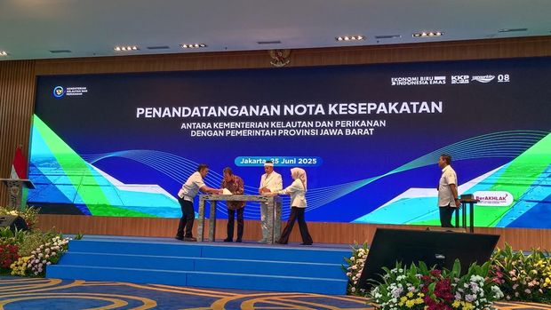 Menteri Kelautan dan Perikanan (MenKP) Sakti Wahyu Trenggono melakukan penandatanganan MoU dan Talk Show bersama Gubernur Jawa Barat Dedi Mulyadi di kantor Kementerian Kelautan dan Perikanan (KKP) Jakarta, Rabu (25/6/2025). (CNBC Indonesia/Martyasari Rizky)