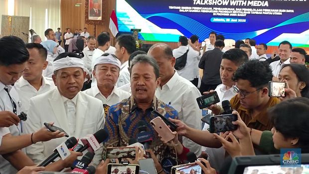 Menteri Kelautan dan Perikanan (MenKP) Sakti Wahyu Trenggono saat ditemui usai acara Penandatanganan MoU bersama Gubernur Jawa Barat, Dedi Mulyadi di kantor KKP, Jakarta, Rabu (25/6/2025). (CNBC Indonesia/Martyasari Rizky)