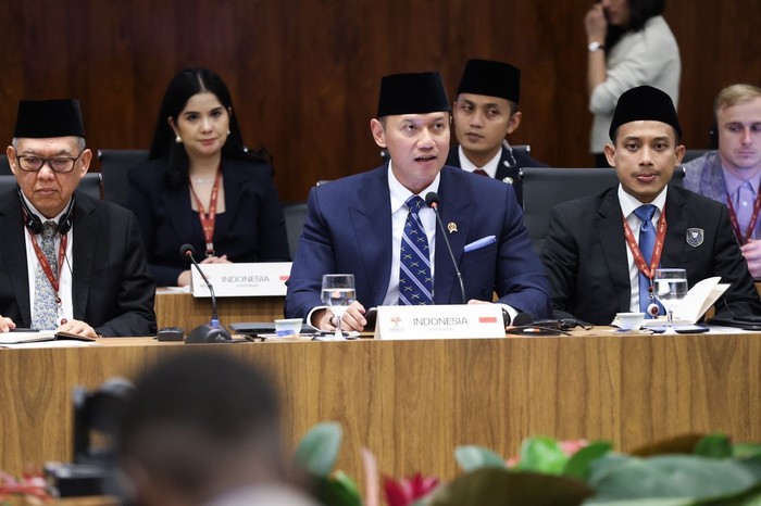 Menteri Koordinator Bidang Infrastruktur dan Pembangunan Kewilayahan. Agus Harimurti Yudhoyono (Menko AHY)  dalam sesi tematik 