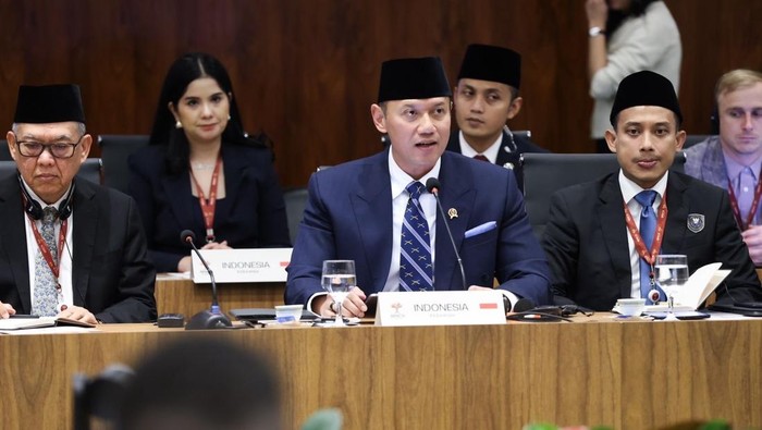 Menteri Koordinator Bidang Infrastruktur dan Pembangunan Kewilayahan. Agus Harimurti Yudhoyono (Menko AHY)  dalam sesi tematik 