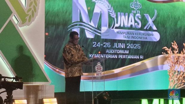 Menteri Pertanian Andi Amran Sulaiman meminta kepada Himpunan Kerukunan Tani Indonesia (HKTI) untuk mendukung empat program prioritas Presiden Prabowo, terutama dibidang pertanian. (CNBC Indonesia/Chandra)