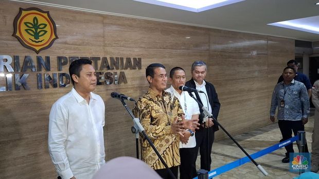 Menteri Pertanian Andi Amran Sulaiman meminta kepada Himpunan Kerukunan Tani Indonesia (HKTI) untuk mendukung empat program prioritas Presiden Prabowo, terutama dibidang pertanian. (CNBC Indonesia/Chandra)