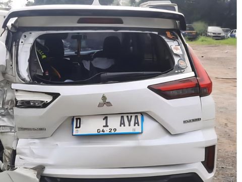 Mobil ditabrak minibus di Tol Jagorawi hingga ringsek (dok.istimewa)