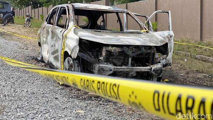 Mobil yang terbakar dan di dalamnya ditemukan mayat.