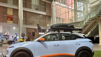 Bagian paling menarik tentu ada di atapnya yang menggunakan roof rack dipasangkan dengan roof box besutan Thule. Tak hanya itu, di bagian sampingnya juga ada awning yang siap mendukung kegiatan camping. Foto: Luthfi Anshori/detikOto