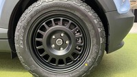 Sejumlah aksesoris penunjang kegiatan alam pun hadir di mobil ini. Dari area kaki-kaki misalnya, velg bawaan dilengserkan dan diganti velg Pako jenis  Fortis dengan bentuk jari-jari. Velg ini menggunakan finishing hitam doff, sehingga terlihat maskulin. Selain itu, bannya sudah menggunakan  Bridgestone Dueler AT dengan profil 235/60 R17. Foto: Luthfi Anshori/detikOto