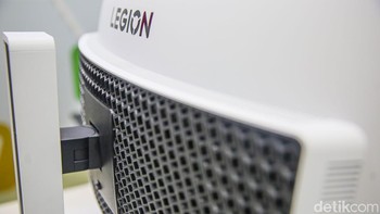 Detil sisi belakang monitor Lenovo Legion Pro 34WD-10. Monitor ini dapat ditinggikan hingga 135mm menggunakan dudukannya. Foto: Rifkianto Nugroho/detikcom
