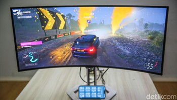 detikINET pun berkesempatan menjajalnya main game seperti Forza Horizon 5 dan sejumlah game lainnya. Gambarnya begitu tajam dan hidup, sudut lengkungnya sungguh memanjakan para gamer dan memberikan kesan sejauh mata melirik dan imersif. Foto: Rifkianto Nugroho/detikcom
