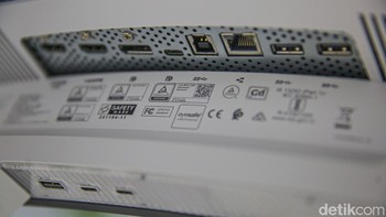 Legion Pro 34WD-10 hadir dengan pilihan port yang lengkap yaitu tiga USB-A, dua USB-C, serta dua port HDMI 2.1, satu DisplayPort 1.4, dan port RJ45 untuk koneksi Ethernet. Foto: Rifkianto Nugroho/detikcom