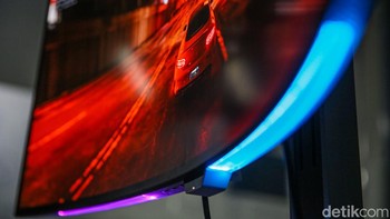 Di bagian bawah bezel layar terdapat strip RGB lighting yang akan memberikan pengalaman gaming yang imersif. Pencahayaan ini dapat diatur menggunakan Legion Space agar sesuai dengan konten yang ada di layar, efek suara dan volume, atau kecepatan pergerakan mouse dan keyboard. Foto: Rifkianto Nugroho/detikcom