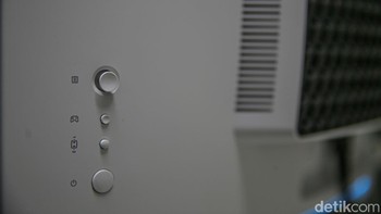 Tombol on/off dan settingan yang ada di sisi belakang layar. Foto: Rifkianto Nugroho/detikcom