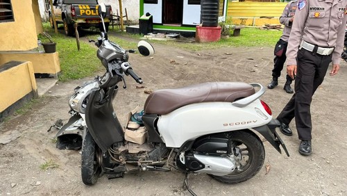 Motor mahasiswi berinisial MR (22) yang tewas akibat ditabrak remaja boncengan tiga di Dusun Tolo Bara, Desa Bara, Kecamatan Woja, Dompu, Selasa (24/6/2025). (Dok. Polres Dompu)