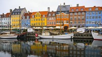 Denmark terus menegaskan posisinya sebagai salah satu negara paling layak huni di dunia. Dengan ekonomi yang solid, stabilitas politik yang terjaga, serta sistem perawatan kesehatan universal yang sangat baik, negara ini menjadi contoh bagaimana tata kelola yang efisien bisa menghasilkan kualitas hidup yang tinggi bagi warganya. Kehidupan sehari-hari di sana berlangsung dalam suasana yang aman, tenang, dan tertib, karena tingkat kejahatan yang sangat rendah, menjadikan Denmark tempat yang nyaman untuk tinggal, bekerja, maupun pensiun. (Getty Image)