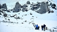 Sementara itu, Austria menawarkan kehidupan pensiun yang tenang di tengah Pegunungan Alpen. Dengan biaya hidup sekitar USD 2.000 per bulan, negara ini memikat lewat keindahan alamnya, kekayaan budaya, dan reputasi sebagai tanah kelahiran komposer besar seperti Mozart. (Getty Image)