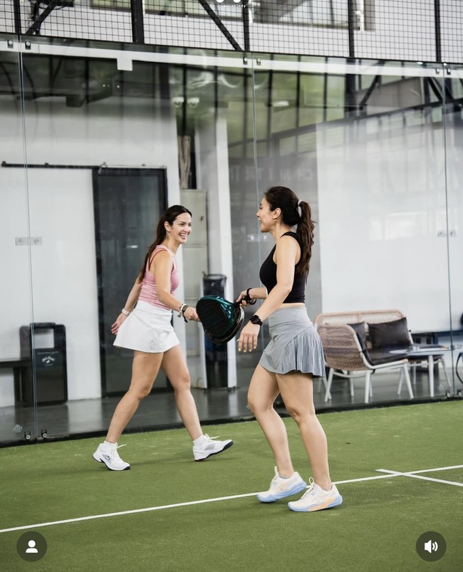 Melalui akun Instagram pribadinya Nia Ramadhani membagikan foto-foto saat dirinya bermain padel bersama Wulan Guritno. Tampil kompak, keduanya mengenakan atasan pakaian olahraga tanpa lengan dipadukan dengan rok mini. Foto: Instagram/@alvinkindy/@ramadhaniabakrie