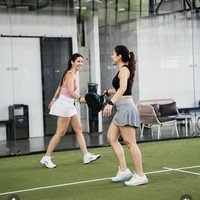 Melalui akun Instagram pribadinya Nia Ramadhani membagikan foto-foto saat dirinya bermain padel bersama Wulan Guritno. Tampil kompak, keduanya mengenakan atasan pakaian olahraga tanpa lengan dipadukan dengan rok mini. Foto: Instagram/@alvinkindy/@ramadhaniabakrie