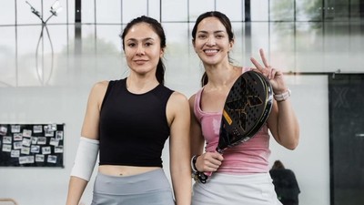 7 Foto Nia Ramadhani-Wulan Guritno Main Padel Bareng, Pancarkan Aura Hot Mom
