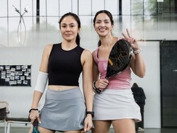7 Foto Nia Ramadhani-Wulan Guritno Main Padel Bareng, Pancarkan Aura Hot Mom