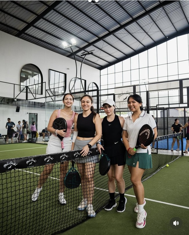 Tak sedikit netizen yang juga berkomentar, menyebut Nia kini terlihat lebih berisi namun justru jadi semakin cantik. “Nia makin cantik selepas body nya sedikit berisi,” tulis salah satu komentar. Foto: Instagram/@alvinkindy/@ramadhaniabakrie