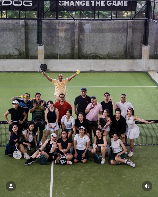 Tak hanya berdua, Nia dan Wulan juga bermain padel bersama banyak rekannya. Salah satu rekan artis yang juga terlihat dalam foto unggahan Nia ialah Dian Sastrowardoyo. Foto: Instagram/@alvinkindy/@ramadhaniabakrie