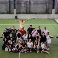 Tak hanya berdua, Nia dan Wulan juga bermain padel bersama banyak rekannya. Salah satu rekan artis yang juga terlihat dalam foto unggahan Nia ialah Dian Sastrowardoyo. Foto: Instagram/@alvinkindy/@ramadhaniabakrie
