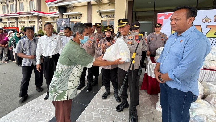 Suasana Bazar Sembako Murah yang digelar Polres Klaten sebagai bagian peringatan Hari Bhayangkara Ke-79, Rabu (25/6/2025).