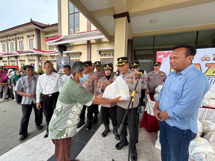 Suasana Bazar Sembako Murah yang digelar Polres Klaten sebagai bagian peringatan Hari Bhayangkara Ke-79, Rabu (25/6/2025).