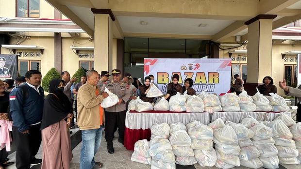 Suasana Bazar Sembako Murah yang digelar Polres Klaten sebagai bagian peringatan Hari Bhayangkara Ke-79, Rabu (25/6/2025).