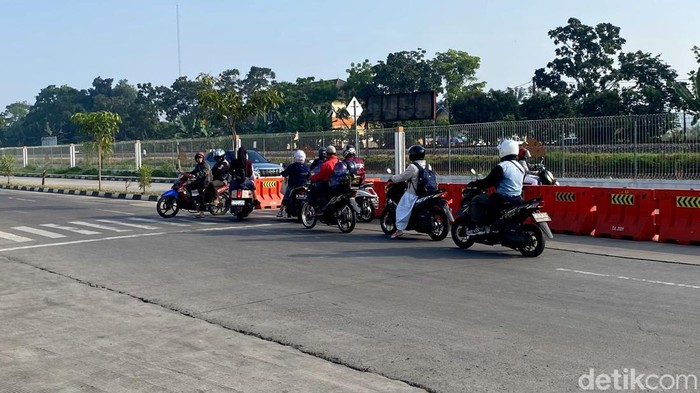 Para pengendara nekat melawan arus di Jalan Cimincrang, Kota Bandung.