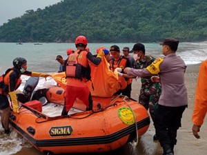 Pelajar Terseret Ombak di Pantai Konang Trenggalek Ditemukan Meninggal