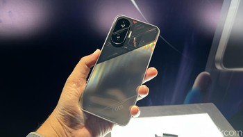 Ini adalah varian warna yang dijagokan oleh Poco di F7, yaitu Cyber Silver. Foto: detikINET/Anggoro Suryo Jati