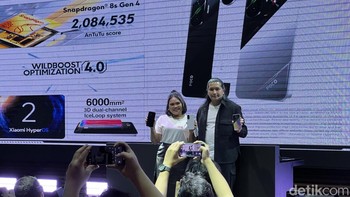 Novita Krisutami, PR Manager Poco Indonesia dan Satryo S. Rachmat, Product Marketing Manager Poco Indonesia memamerkan Poco F7 di atas panggung. Foto: detikINET/Anggoro Suryo Jati