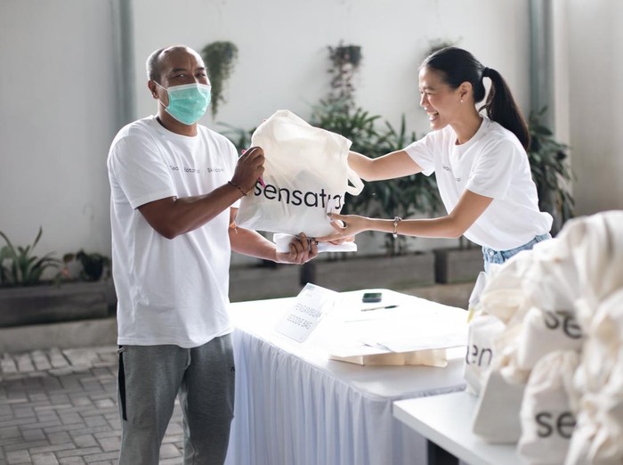 Pemberian sovenir kepada peserta dalam kegiatan donor darah ‘Sensatia untuk Sesama: Give Blood, Give Hope’ di Warehouse Sensatia, Karangasem, Bali, Jumat (20/6/2025). (Dok. Sensatia)
