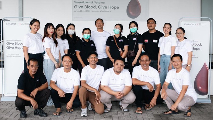 Foto bersama tim Sensatia bersama Palang Merah Indonesia (PMI) dalam kegiatan donor darah ‘Sensatia untuk Sesama: Give Blood, Give Hope’ di Warehouse Sensatia, Karangasem, Bali, Jumat (20/6/2025). (Dok. Sensatia) Foto bersama tim Sensatia bersama Palang Merah Indonesia (PMI) dalam kegiatan donor darah ‘Sensatia untuk Sesama: Give Blood, Give Hope’ di Warehouse Sensatia, Karangasem, Bali, Jumat (20/6/2025). (Dok. Sensatia)