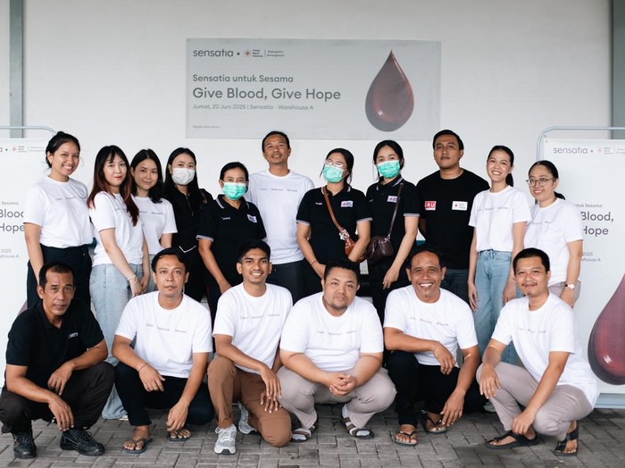 Foto bersama tim Sensatia bersama Palang Merah Indonesia (PMI) dalam kegiatan donor darah ‘Sensatia untuk Sesama: Give Blood, Give Hope’ di Warehouse Sensatia, Karangasem, Bali, Jumat (20/6/2025). (Dok. Sensatia)