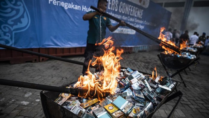 Kepala Kantor Wilayah Direktorat Jenderal Bea dan Cukai Jawa Tengah dan D.I. Yogyakarta Imik Eko Putro (kanan) bersama Kepala Satpol PP Pemprov Jawa Tengah Retno Fajar Astuti (kedua kanan), Staf Ahli Gubernur Jawa Tengah Dadang Somantri (kedua kiri), dan Aspidsus Kejati Jawa Tengah Lukas Alexander Sinuraya (kiri) membakar barang bukti berupa rokok ilegal dalam rilis pemusnahan barang kena cukai ilegal di Semarang, Jawa Tengah, Rabu (25/6/2025). Kantor Wilayah Direktorat Jenderal Bea dan Cukai Jawa Tengah dan D.I. Yogyakarta memusnahkan 64,5 juta batang rokok ilegal dan 12.730 liter minuman mengandung etil alkohol (MMEA) ilegal yang merupakah hasil penindakan periode Januari hingga Juni  dengan total perkiraan nilai barang hasil penindakan mencapai Rp90,8 miliar.  ANTARA FOTO/Aprillio Akbar/nz