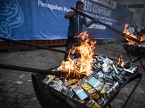 Bea Cukai Musnahkan 64 Juta Rokok dan MMEA Ilegal