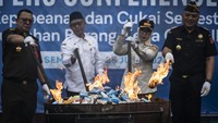 Kepala Kantor Wilayah Direktorat Jenderal Bea dan Cukai Jawa Tengah dan D.I. Yogyakarta Imik Eko Putro (kanan) bersama Kepala Satpol PP Pemprov Jawa Tengah Retno Fajar Astuti (kedua kanan), Staf Ahli Gubernur Jawa Tengah Dadang Somantri (kedua kiri), dan Aspidsus Kejati Jawa Tengah Lukas Alexander Sinuraya (kiri) membakar barang bukti berupa rokok ilegal dalam rilis pemusnahan barang kena cukai ilegal di Semarang, Jawa Tengah, Rabu (25/6/2025). Pemusnahan ini menjadi bagian dari upaya penegakan hukum atas pelanggaran di bidang cukai. (ANTARA FOTO/Aprillio Akbar) 
