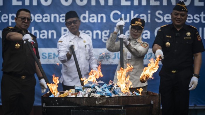 Pemusnahan barang kena cukai ilegal wilayah Jateng DIY Kepala Kantor Wilayah Direktorat Jenderal Bea dan Cukai Jawa Tengah dan D.I. Yogyakarta Imik Eko Putro (kanan) bersama Kepala Satpol PP Pemprov Jawa Tengah Retno Fajar Astuti (kedua kanan), Staf Ahli Gubernur Jawa Tengah Dadang Somantri (kedua kiri), dan Aspidsus Kejati Jawa Tengah Lukas Alexander Sinuraya (kiri) membakar barang bukti berupa rokok ilegal dalam rilis pemusnahan barang kena cukai ilegal di Semarang, Jawa Tengah, Rabu (25/6/2025). Kantor Wilayah Direktorat Jenderal Bea dan Cukai Jawa Tengah dan D.I. Yogyakarta memusnahkan 64,5 juta batang rokok ilegal dan 12.730 liter minuman mengandung etil alkohol (MMEA) ilegal yang merupakah hasil penindakan periode Januari hingga Juni dengan total perkiraan nilai barang hasil penindakan mencapai Rp90,8 miliar. ANTARA FOTO/Aprillio Akbar/nz
