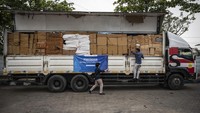 Selain rokok, turut dimusnahkan 12.730 liter minuman mengandung etil alkohol (MMEA) ilegal. Minuman tersebut disita dari peredaran tanpa izin resmi dan tidak dilekati pita cukai sebagaimana mestinya. (ANTARA FOTO/Aprillio Akbar) 