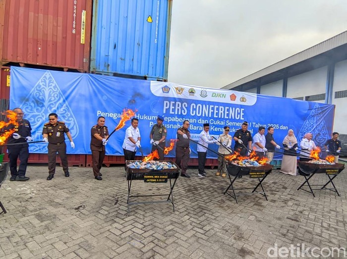 Simbolis pemusnahan rokok ilegal di Semarang oleh Bea Cukai Jateng-DIY, Rabu (25/6/2025).