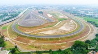 Keistimewaan proving ground Bekasi ini terletak pada kualitas jalur aspalnya yang sangat presisi. Standar kualitas pengaspalan memiliki toleransi kerataan sangat minimal, dengan nilai maksimal hanya 2 milimeter, ini memastikan hasil pengujian yang akurat dan konsisten.Foto: Dok. PT Hutama Karya (Persero)