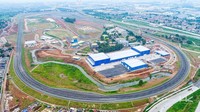 Hutama Karya telah menyelesaikan pekerjaan konstruksi fisik utama Proving Ground BPLJSKB (Balai Pengujian Laik Jalan dan Sertifikasi Kendaraan Bermotor) Bekasi pada akhir April 2025, dan kini tengah memasuki tahap finalisasi dan test commissioning sebelum operasi komersial yang dijadwalkan dimulai pada Agustus 2025.Foto: Dok. PT Hutama Karya (Persero)