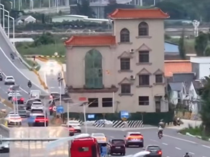 Penampakan rumah China di tengah jalan/via News QQ Penampakan rumah China di tengah jalan
